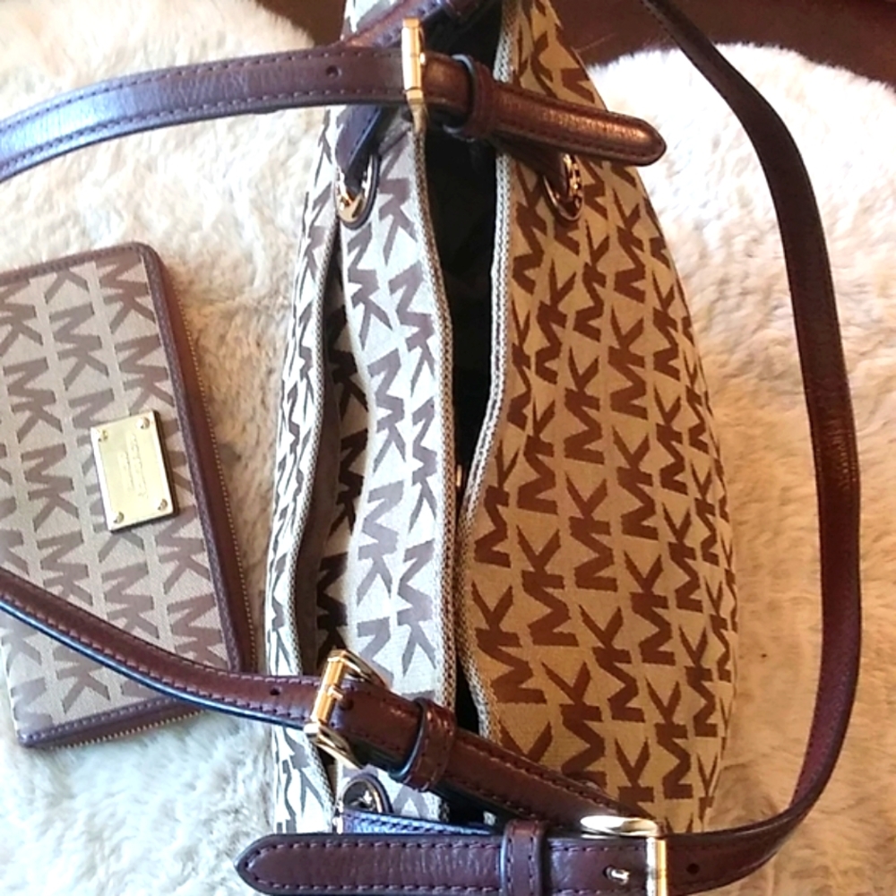VGUC. Michael kors tote with matching expandable full length wallet. - Picture 5 of 11